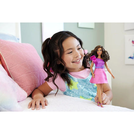 Barbie Modelka lesklé šaty s volánkem HRH22