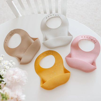 Silikonový bryndák s kapsou Dots šedý