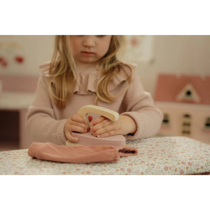 Žehlicí prkno s žehličkou