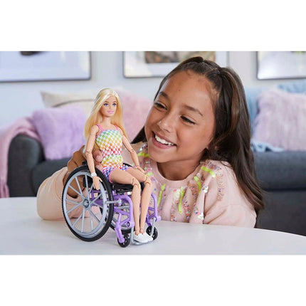 Barbie Modelka na invalidním vozíku v kostkovaném overalu HJT13