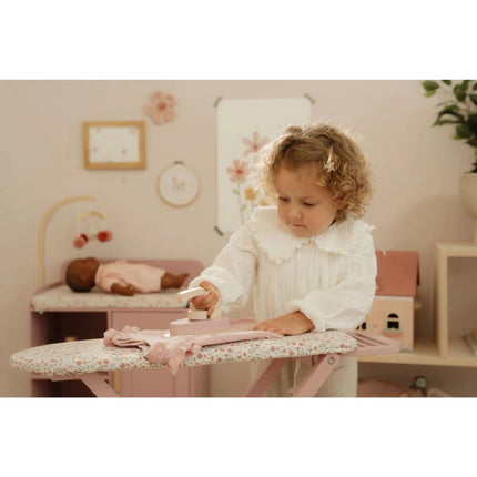 Žehlicí prkno s žehličkou