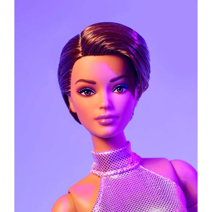 Barbie Looks s krátkými vlasy v růžovém outfitu HRM14