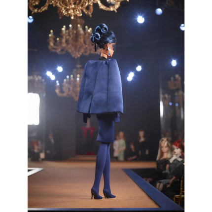 Barbie Panenka v safírově modré róbě HRM60