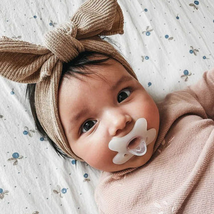 Dudlík silikonový symetrický 6-12m 1 ks bílý