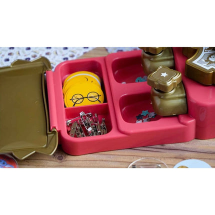 Výroba odznaků Harry Potter