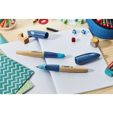 STABILO EASY birdy Timber Ergonomické plnicí pero pro leváky - modrá vč. bombičky