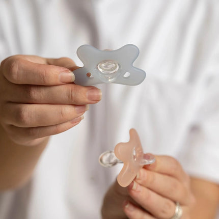 Dudlík silikonový symetrický 6-12m 1 ks bílý