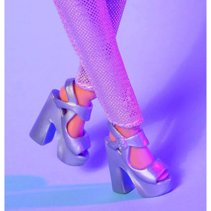 Barbie Looks s krátkými vlasy v růžovém outfitu HRM14