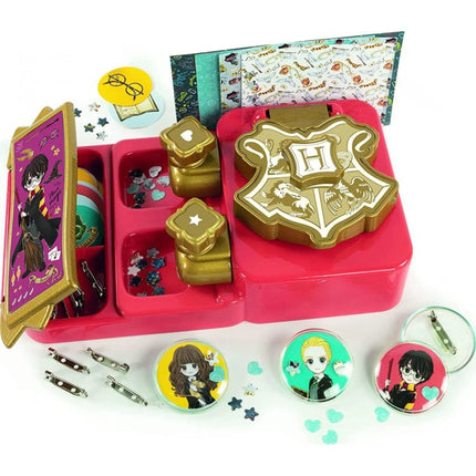 Výroba odznaků Harry Potter