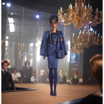 Barbie Panenka v safírově modré róbě HRM60