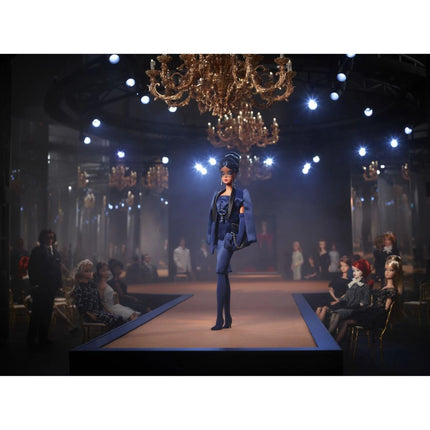 Barbie Panenka v safírově modré róbě HRM60