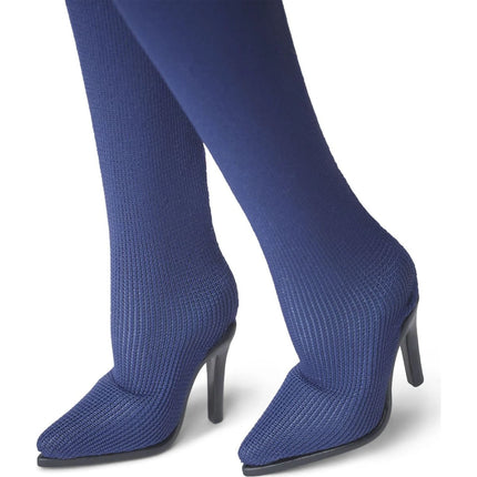 Barbie Panenka v safírově modré róbě HRM60