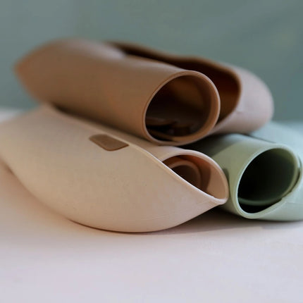 Silikonový bryndák s kapsou Nude