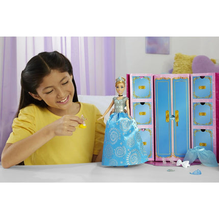 Panenka s královskými šaty a doplňky Popelka - Disney Princezny