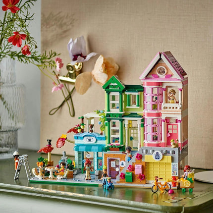 LEGO® Friends 42670 Apartmány a obchody v městečku Heartlake